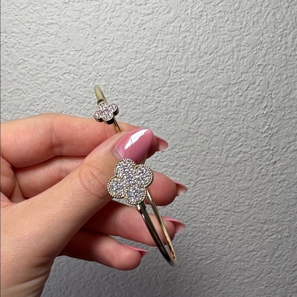 NWT Emma Vera Silver Clover Cuff Bangle Bracelet - Picture 3 of 5